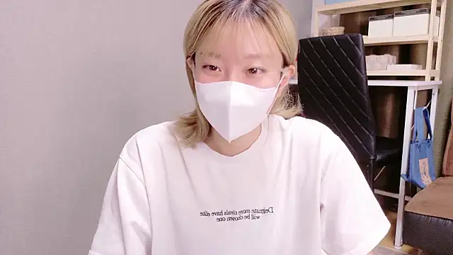 Snapshot of Nana__ch chatting on 10.21.25 Nana ch online show from 10.21.25