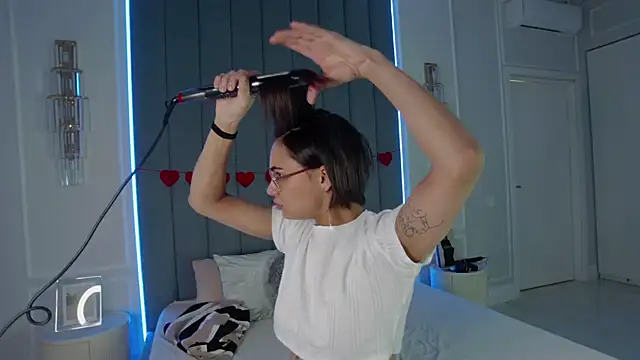 Snapshot of VioletAsh chatting on 02.26.26 VioletAsh online show from 02.26.26