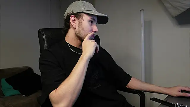 Snapshot of Ethan_Fyre chatting on 10.29.25 Ethan Fyre online show from 10.29.25