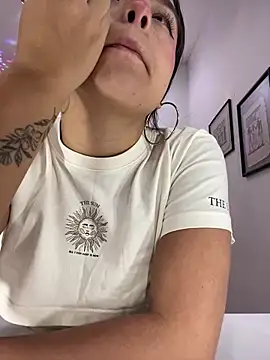 Snapshot of EmilyHarperr chatting on 10.17.25 EmilyHarperr online show from 10.17.25