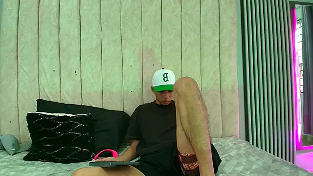 Snapshot of DustinandJordan chatting on 09.12.25 DustinandJordan online show from 09.12.25