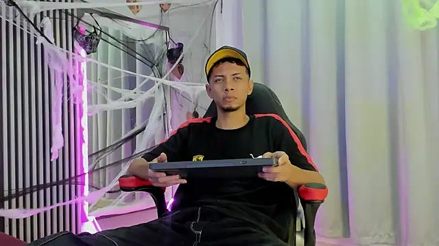 Snapshot of DustinandJordan chatting on 10.20.25 DustinandJordan online show from 10.20.25