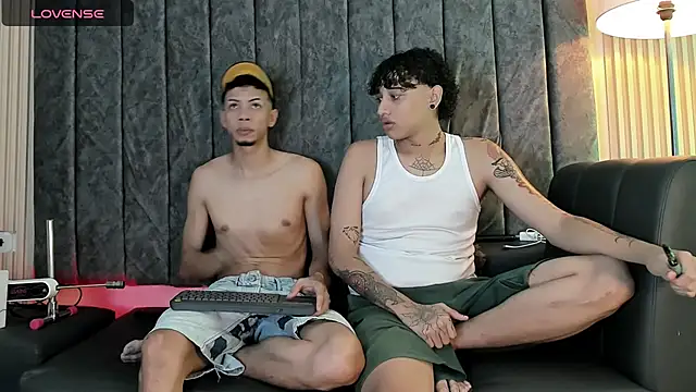 Snapshot of DustinandJordan chatting on 11.06.25 DustinandJordan online show from 11.06.25