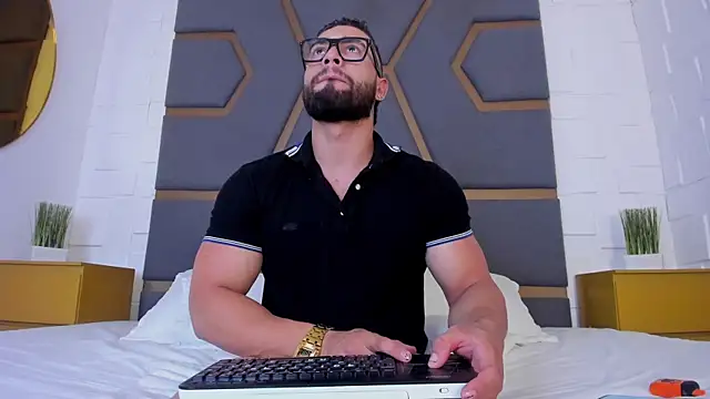 Snapshot of massimofiore_ chatting on 09.30.25 massimofiore online show from 09.30.25