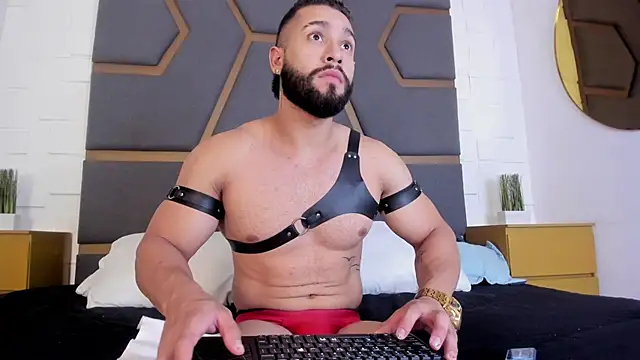 Snapshot of massimofiore_ chatting on 10.31.25 massimofiore online show from 10.31.25