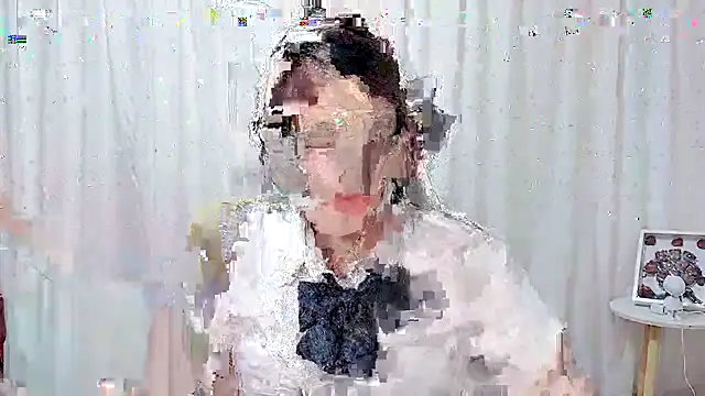 Snapshot of Dec-7758 chatting on 10.04.25 Dec-7758 online show from 10.04.25