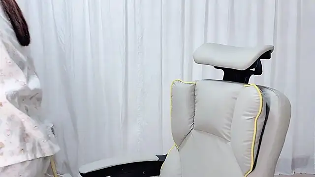 Snapshot of Dec-7758 chatting on 10.27.25 Dec-7758 online show from 10.27.25