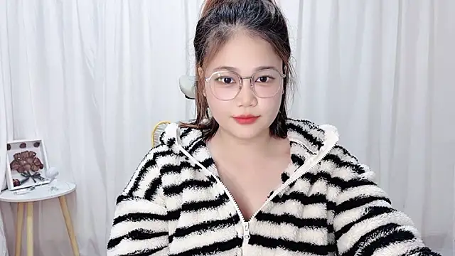 Snapshot of Dec-7758 chatting on 11.16.25 Dec-7758 online show from 11.16.25