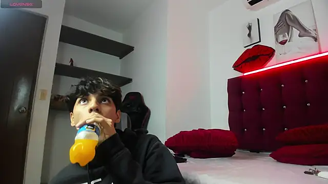 Snapshot of lightboy0 chatting on 10.11.25 lightboy0 online show from 10.11.25