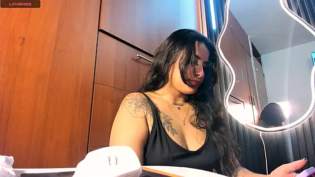 Snapshot of scarletr_red chatting on 10.10.25 scarletr red online show from 10.10.25