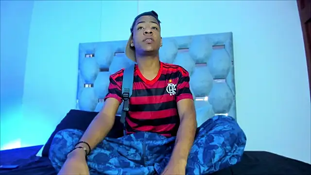 Snapshot of tiago_xxx_ chatting on 10.03.25 tiago xxx online show from 10.03.25