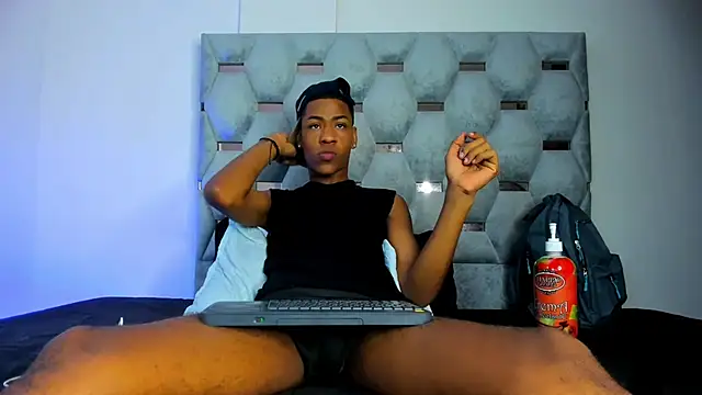 Snapshot of tiago_xxx_ chatting on 10.04.25 tiago xxx online show from 10.04.25