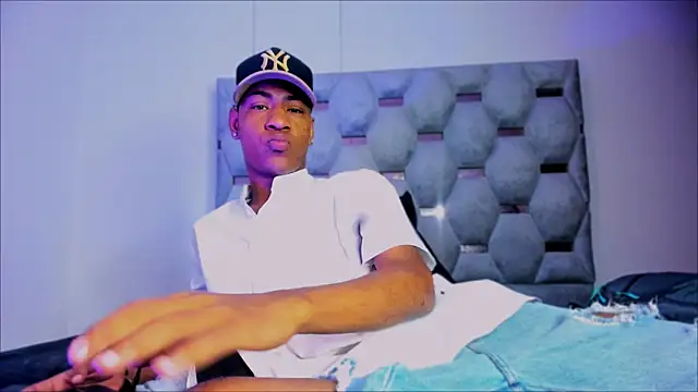 Snapshot of tiago_xxx_ chatting on 10.06.25 tiago xxx online show from 10.06.25