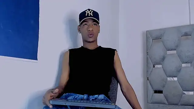 Snapshot of tiago_xxx_ chatting on 10.18.25 tiago xxx online show from 10.18.25