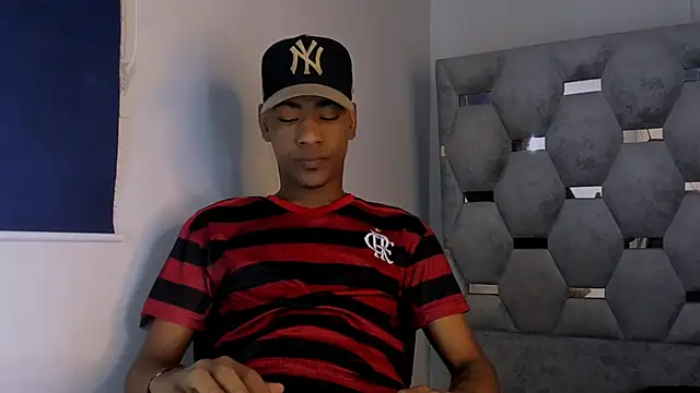 Snapshot of tiago_xxx_ chatting on 10.20.25 tiago xxx online show from 10.20.25