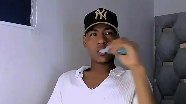 Snapshot of tiago_xxx_ chatting on 10.21.25 tiago xxx online show from 10.21.25