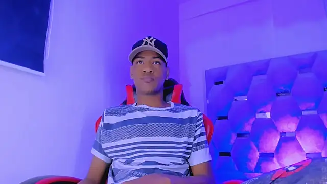 Snapshot of tiago_xxx_ chatting on 10.23.25 tiago xxx online show from 10.23.25