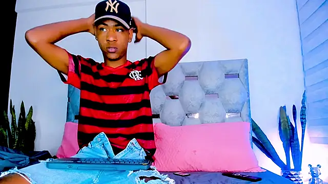 Snapshot of tiago_xxx_ chatting on 10.24.25 tiago xxx online show from 10.24.25