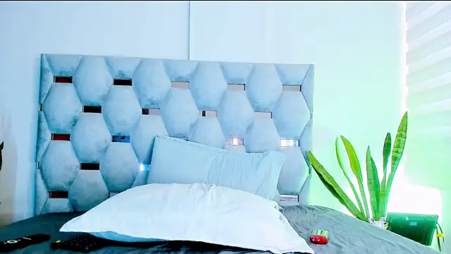 Snapshot of tiago_xxx_ chatting on 10.27.25 tiago xxx online show from 10.27.25