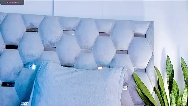 Snapshot of tiago_xxx_ chatting on 10.30.25 tiago xxx online show from 10.30.25