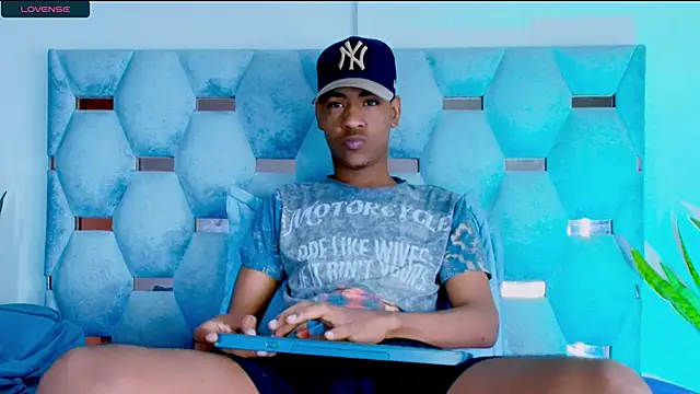 Snapshot of tiago_xxx_ chatting on 10.31.25 tiago xxx online show from 10.31.25