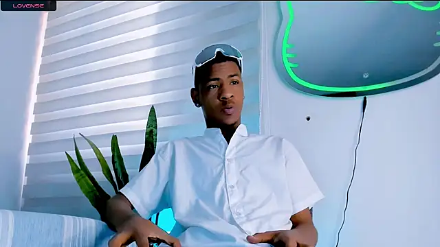 Snapshot of tiago_xxx_ chatting on 11.08.25 tiago xxx online show from 11.08.25