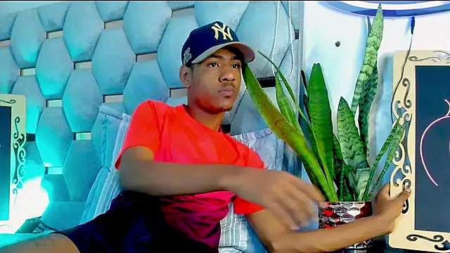 Snapshot of tiago_xxx_ chatting on 11.14.25 tiago xxx online show from 11.14.25