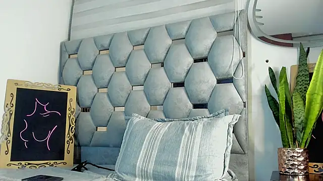 Snapshot of tiago_xxx_ chatting on 11.14.25 tiago xxx online show from 11.14.25