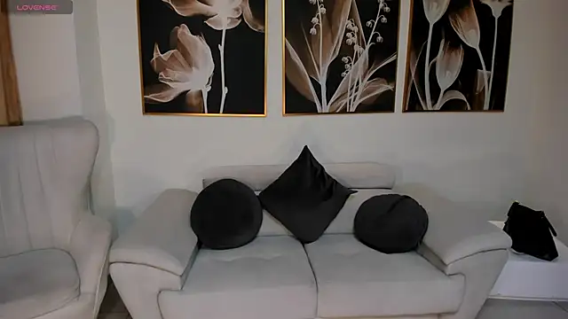 Snapshot of LeahNovac chatting on 09.24.25 LeahNovac online show from 09.24.25