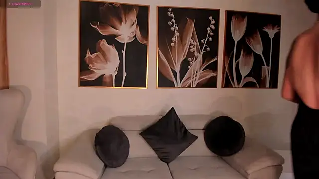 Snapshot of LeahNovac chatting on 09.25.25 LeahNovac online show from 09.25.25