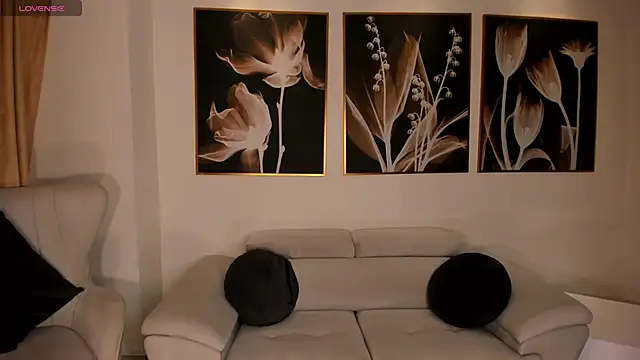 Snapshot of LeahNovac chatting on 09.26.25 LeahNovac online show from 09.26.25