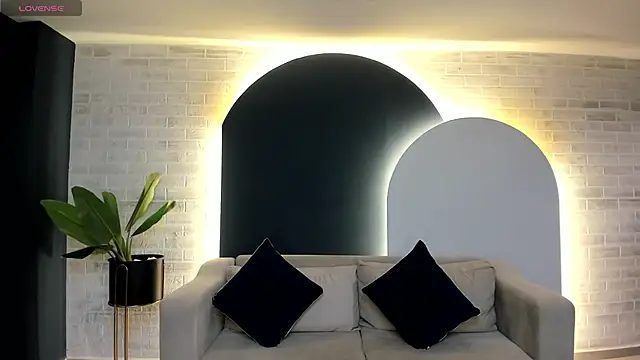 Snapshot of LeahNovac chatting on 10.02.25 LeahNovac online show from 10.02.25