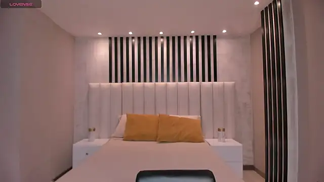 Snapshot of LeahNovac chatting on 10.18.25 LeahNovac online show from 10.18.25