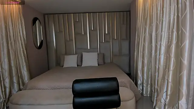 Snapshot of LeahNovac chatting on 10.23.25 LeahNovac online show from 10.23.25