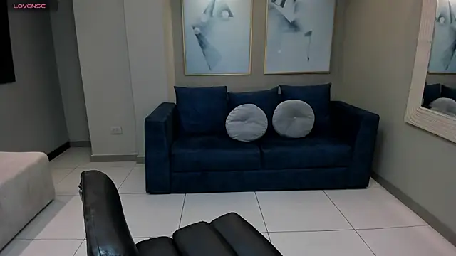 Snapshot of LeahNovac chatting on 11.04.25 LeahNovac online show from 11.04.25