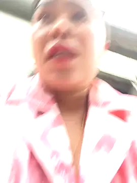 Snapshot of han-cute chatting on 11.18.25 han-cute online show from 11.18.25