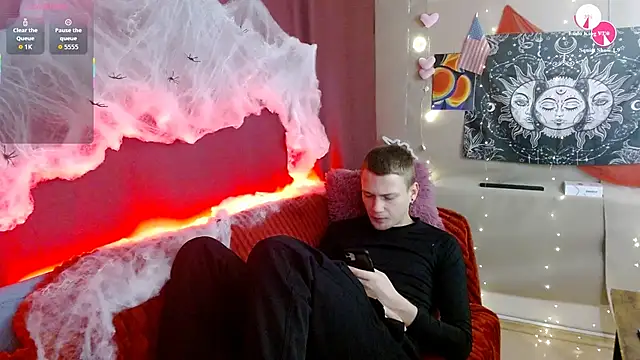 Snapshot of Xavier_Night81 chatting on 10.28.25 Xavier Night81 online show from 10.28.25