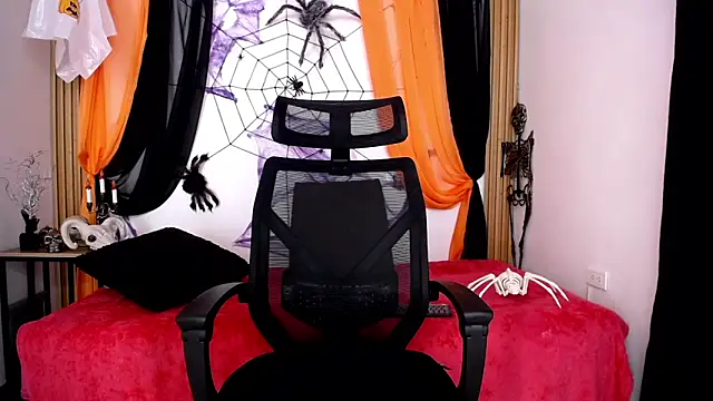 Snapshot of KENDALL_ART chatting on 10.21.25 KENDALL ART online show from 10.21.25