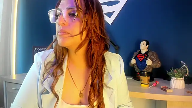 Snapshot of Skylar__Desire chatting on 10.17.25 Skylar Desire online show from 10.17.25