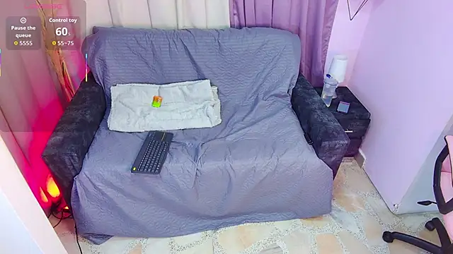 Snapshot of DaniniAnderson chatting on 10.15.25 DaniniAnderson online show from 10.15.25