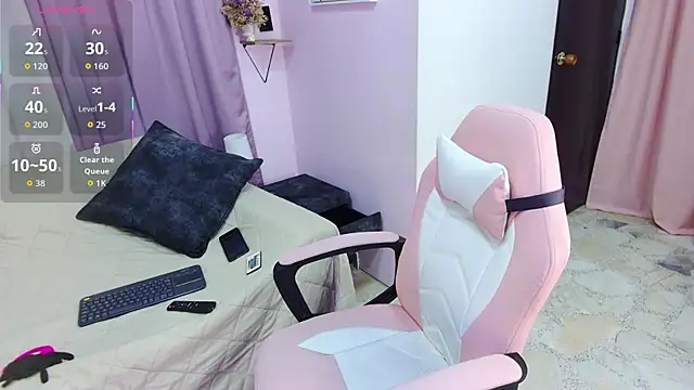 Snapshot of DaniniAnderson chatting on 10.20.25 DaniniAnderson online show from 10.20.25