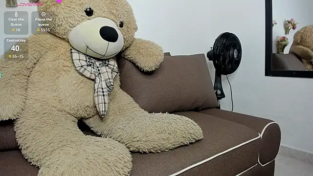 Zahra milks online show from 10.14.25