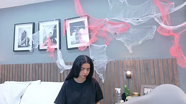 Snapshot of luna_roja25 chatting on 10.15.25 luna roja25 online show from 10.15.25