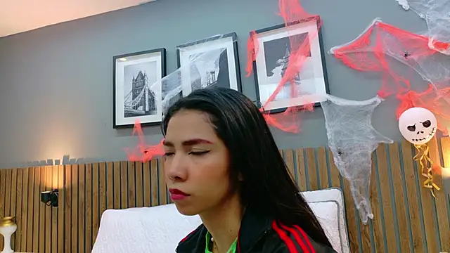 Snapshot of luna_roja25 chatting on 10.27.25 luna roja25 online show from 10.27.25