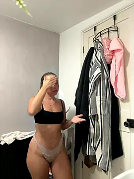 Snapshot of KayleeBella chatting on 10.02.25 KayleeBella online show from 10.02.25