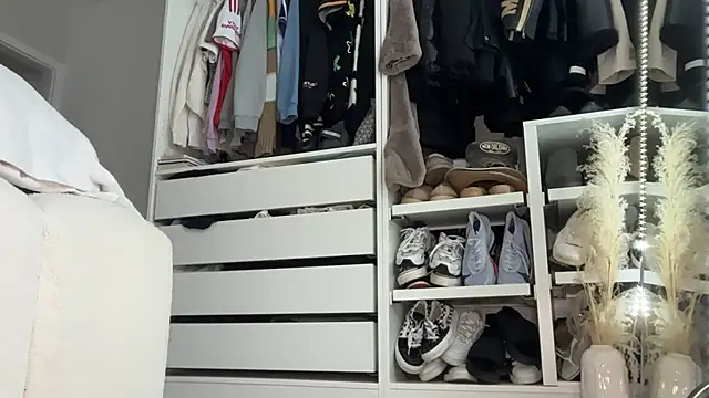 Snapshot of KayleeBella chatting on 10.11.25 KayleeBella online show from 10.11.25