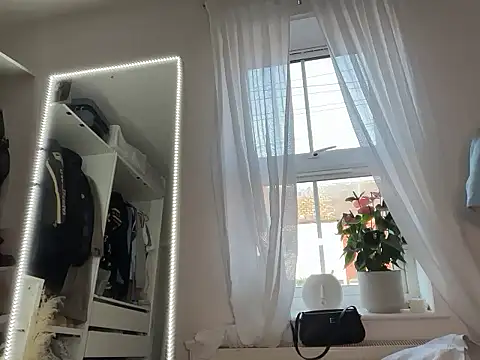 Snapshot of KayleeBella chatting on 10.12.25 KayleeBella online show from 10.12.25