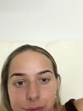 Snapshot of KayleeBella chatting on 10.16.25 KayleeBella online show from 10.16.25