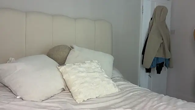 Snapshot of KayleeBella chatting on 10.26.25 KayleeBella online show from 10.26.25