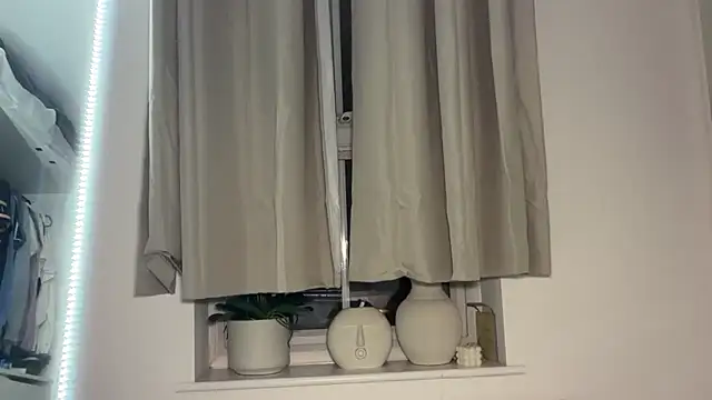 Snapshot of KayleeBella chatting on 10.31.25 KayleeBella online show from 10.31.25